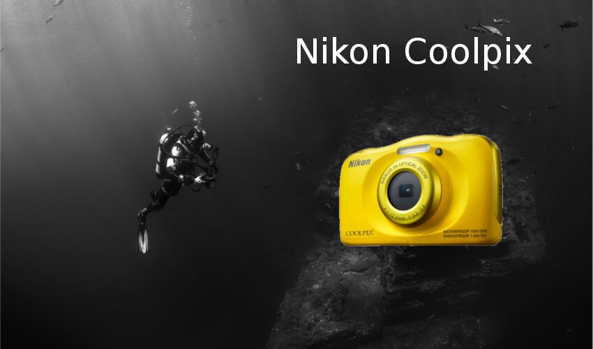 Eine Unterwasserkamaera Coolpix von Nikon und im Hintergrund ein Taucher unter Wasser