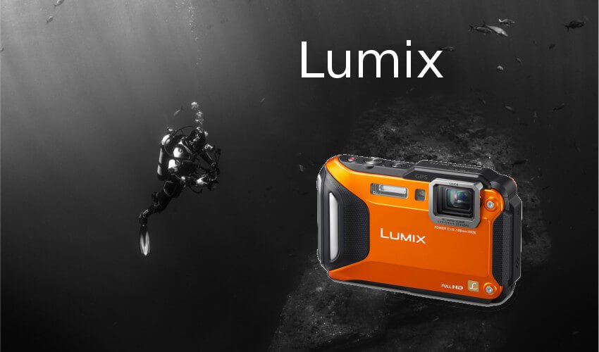 Ein Taucher mit einer Lumix Unterwasserkamera von Panasonic