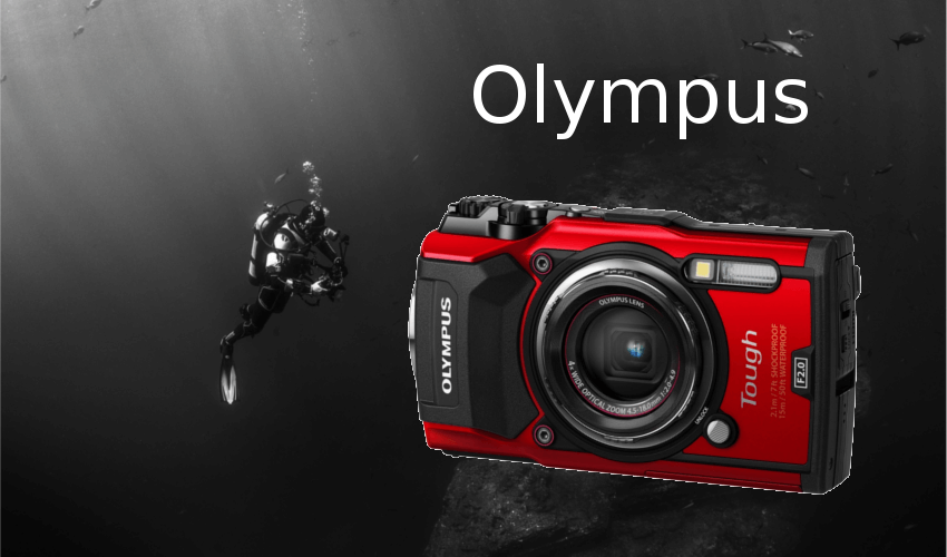 Taucher mit einer Unterwasserkamera von Olympus