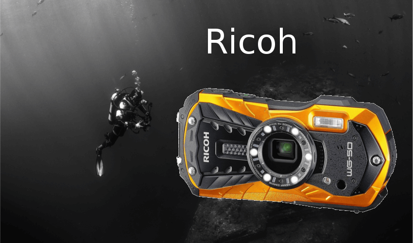 Taucher mit einer Unterwasserkamera von Ricoh