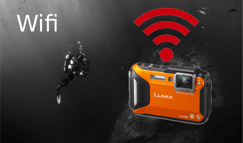 Taucher mit einer Unterwasserkamera mit Wifi